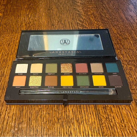 ANASTASIA BEVERLY HILLS
Subculture Palette - Picture 1 of 3